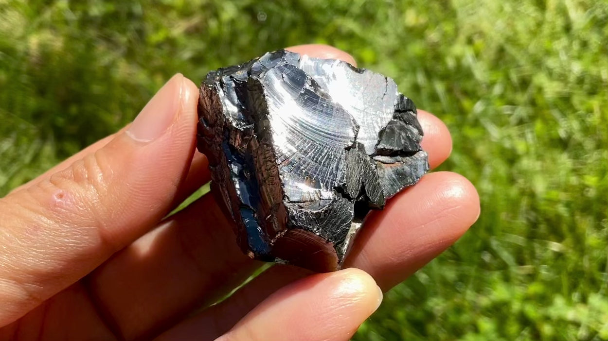 オルゴナイト｜強力パワー！！鉄質隕石×エリートシュンガイトの勾玉×クリソコラ エリートシュンガイト原石 – シュンガイトセンタージャパン